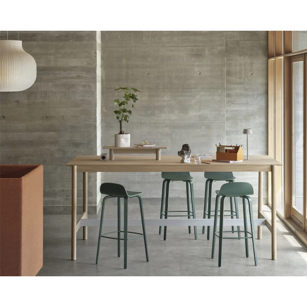 Linear system high table 105 oak tray 75 visu bar stool 75 dark green ridge planter 15 off white sketch toolbox muuto org 150 kuva