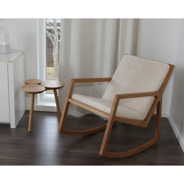 LUX keinutuoli tammiaidolla lampaantaljalla interior kuva