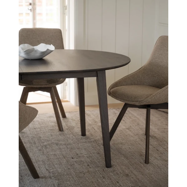 117866 117633 b mb Alison chair dark beige Filippa dining table oval brown 01 kuva