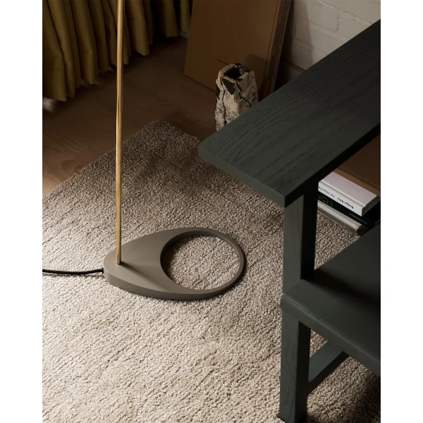 SS25 AJ Grey Brass Vedbaek AJ Floor Base Close Up kuva