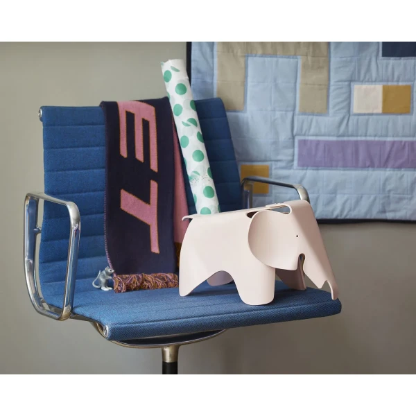 2342486 Eames Elephant small Accessories in situ shooting 2018 v fullbleed 1440x kuva