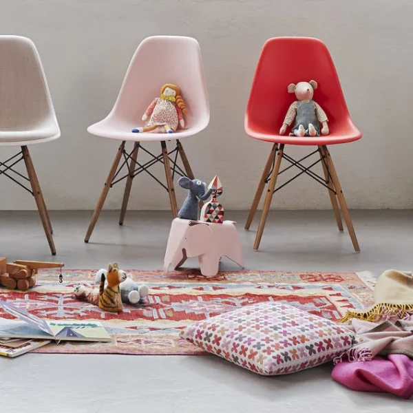 2794286 Eames Plastic Side Chair Eames Fiberglass Side Chair Eames Elephant small Toolbox Wooden Doll v fullbleed 1440x kuva