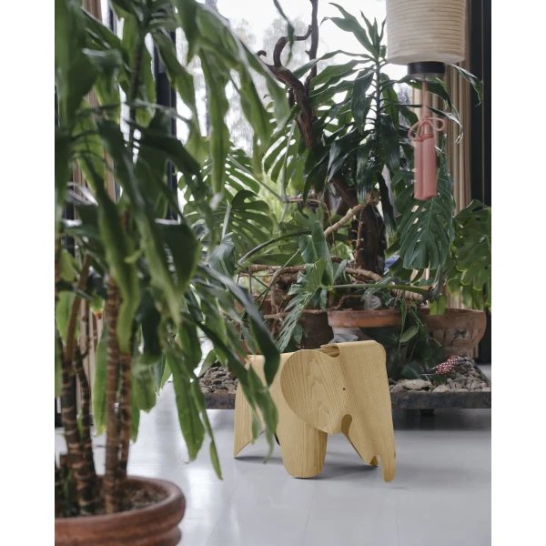 8006751 Eames Elephant Plywood chestnut natural v fullbleed 1440x image