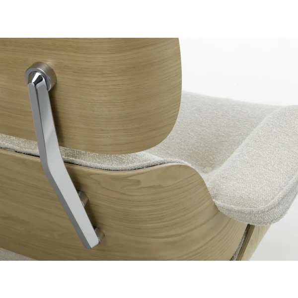 9437464 Eames Lounge Chair Detail Chestnut natural v fullbleed 1440x image