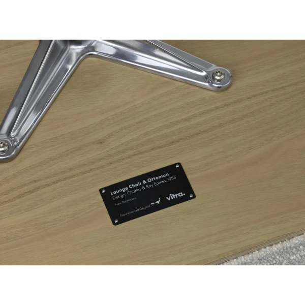 9437470 Eames Lounge Chair Ottoman Detail v fullbleed 1440x image