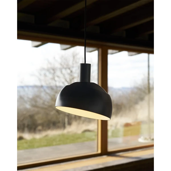 FJ Elements Fredericia Living Room Black Pendant Angle 1121 kuva