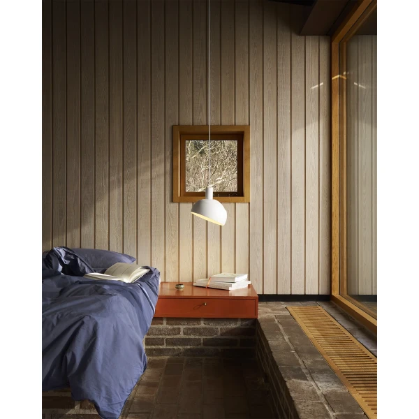 FJ Elements Fredericia Living Room White Pendant Angle ON 1356 kuva