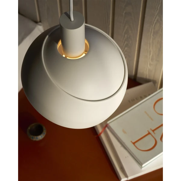 FJ Elements Fredericia Living Room White Pendant Angle ON 1372 kuva