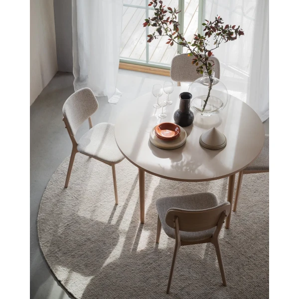 123184 121287 b mb Fairmount dining table round ww beige Barrett chair beige ww 02 kuva