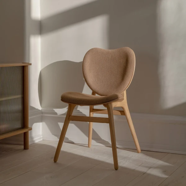 UMAGE lifestyle A Conversation Piece dining chair oak sugar brown 8 kuva