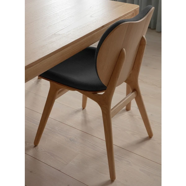 UMAGE lifestyle A Conversation Piece dining chair oak shadow 5 kuva