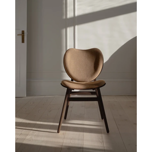 UMAGE lifestyle A Conversation Piece dining chair dark oak sugar brown 11 kuva