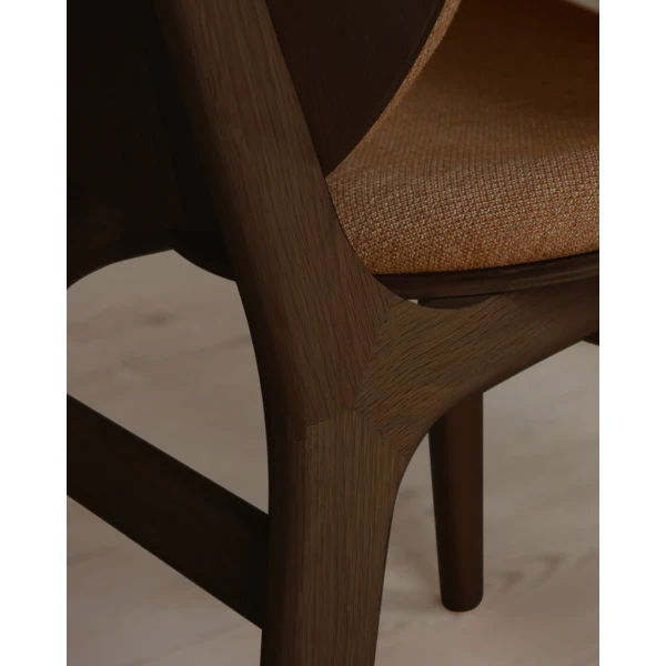 UMAGE lifestyle A Conversation Piece dining chair dark oak sugar brown 2 kuva