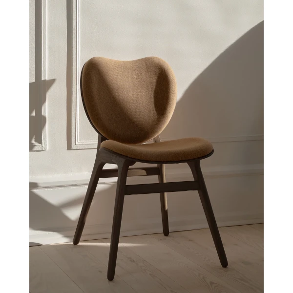 UMAGE lifestyle A Conversation Piece dining chair dark oak sugar brown 9 kuva