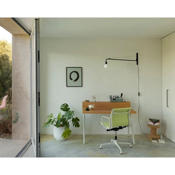 9725749 Aluminium Chair EA 132 Courier light oak Petite Potence Cork Family Desk Clock Toolbox kuva