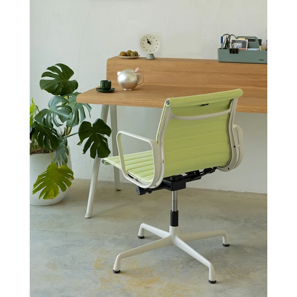 9725752 Aluminium Chair EA 132 Courier light oak Desk Clock Toolbox RE kuva