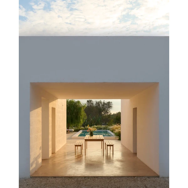 assemble table 220 bench 180 teak silent vase dark green ORG kuva