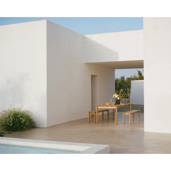 editorial assemble table 220 bench 180 teak silent vase dark green raise carafe glass clear MED RES kuva