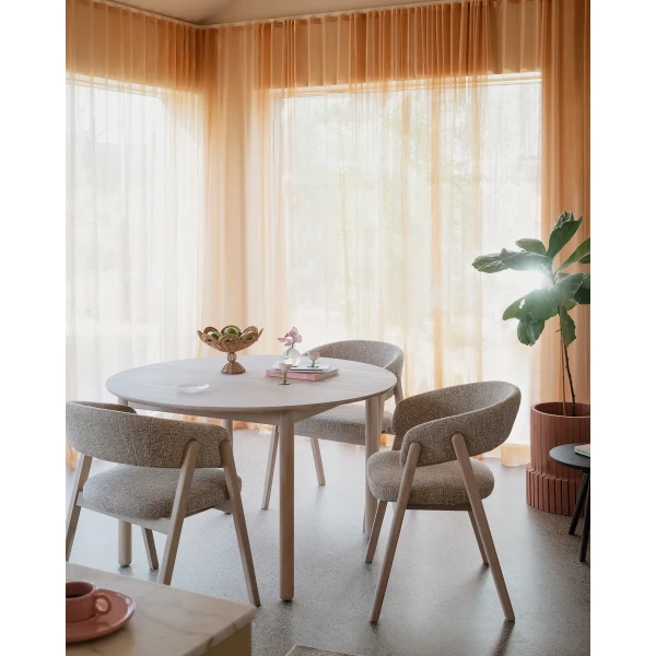 128054 120165 b mb Derrymore dining table ww Barnaby chair dark beige kuva