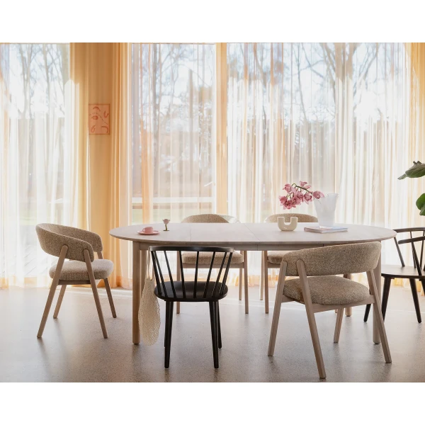 128054 128055 120165 106231 b mb Derrymore dining table Derrymore insert ww Barnaby chair dark beige ww Carmen chair black kuva