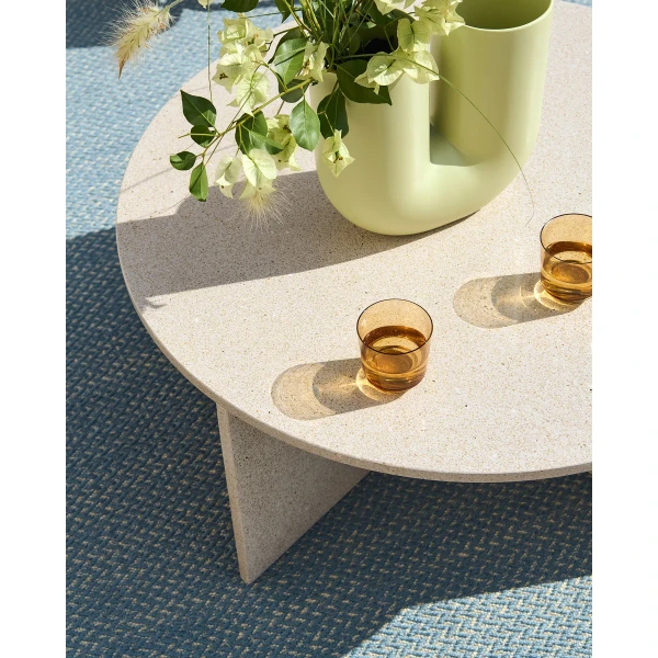 halves coffee table light taupe ply rug recycled polyester light blue kink vase light green raise burnt orange ORG kuva