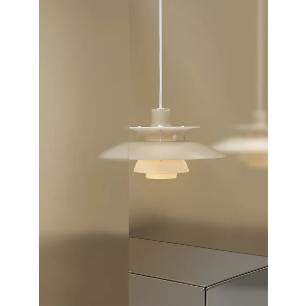AW26 PH 5 320 Opal Pendant Beige Campaign 12 ON kuva