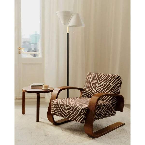 Artek Zebra 2026 Armchair 400 Tank Brown and White Zebra Table 90D walnut Floor light A810 master kuva