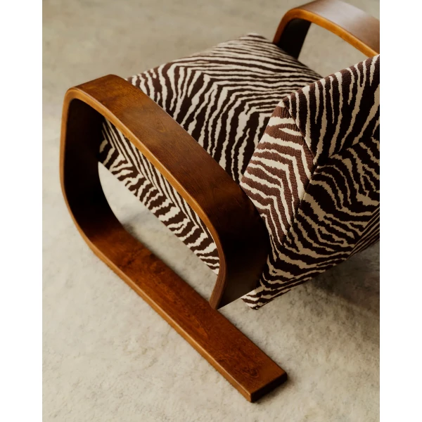 Artek Zebra 2026 Armchair 400 Tank Brown and White Zebra master kuva