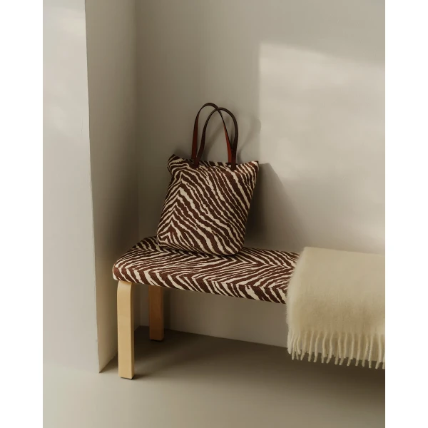Artek Zebra 2026 in situ bench 168B Brown Zebra tote bag master kuva