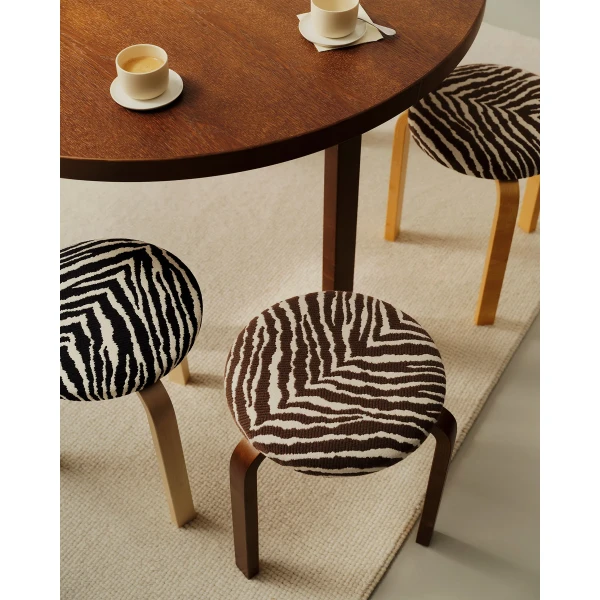 Artek Zebra 2026 in situ Stool 60 Black and Brown Zebra Table 91 walnut master kuva