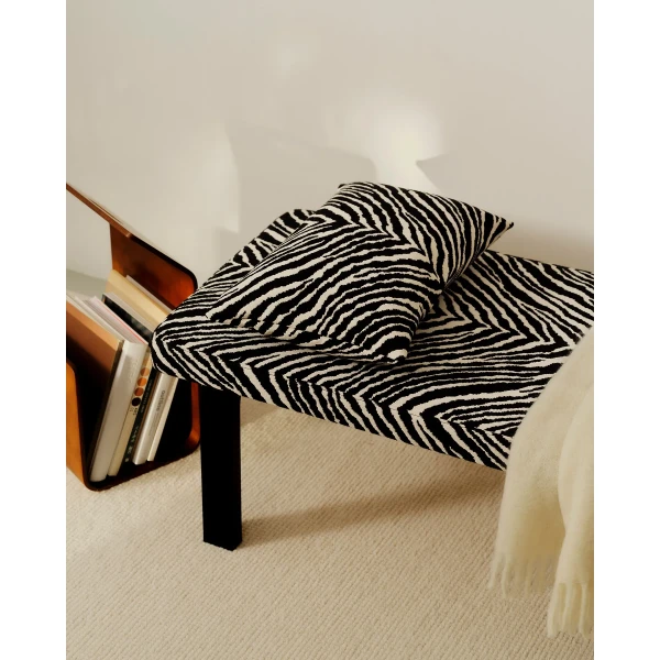 Artek Zebra 2026 in situ Bench 167 Black and white Zebra Kanto walnut master kuva
