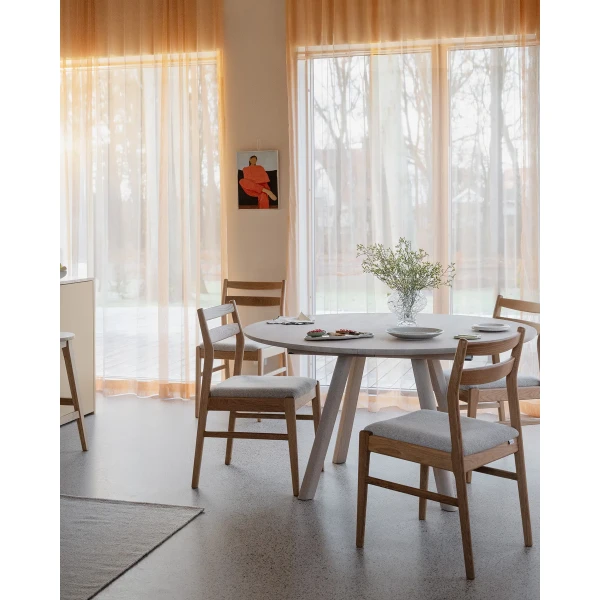 128163 123504 b mb Clapperton dining table round ww Kerwin chair oak 01 kuva