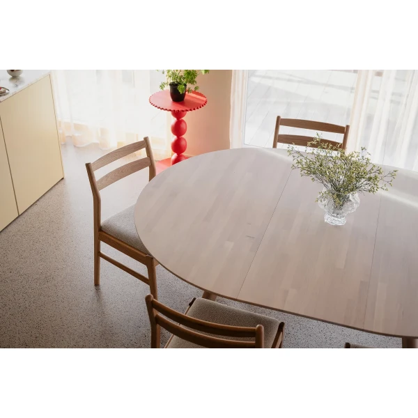 128163 128164 123504 b mb Clapperton dining table round ww Clapperton insert ww Kerwin chair oak 01 kuva