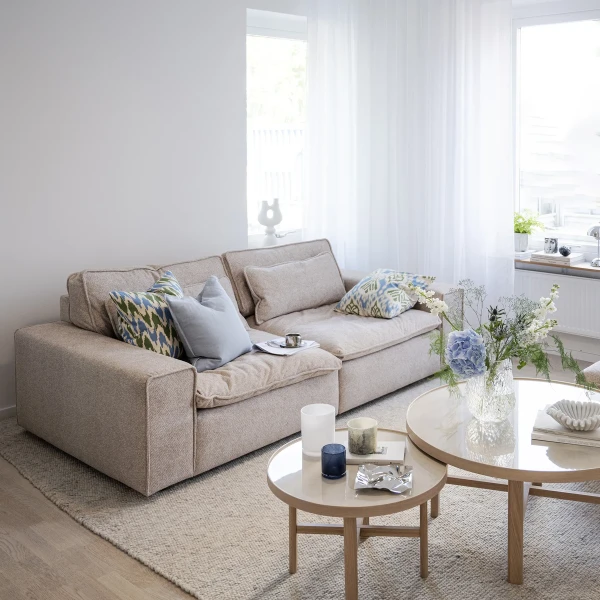122842 121094 121095 122643 b mb Rawlins sofa bobby  2 beige Marsden coffee table beige whitewash Rawlins foot stool bobby  2 beige kuva