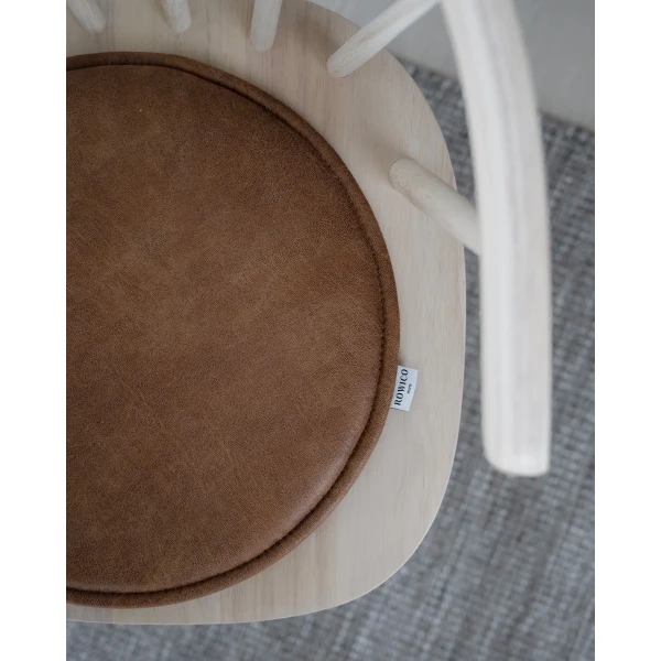 110527 106232 b mb wooden Windsor type chair Fulton seat cushion in brown leather textile 02 kuva