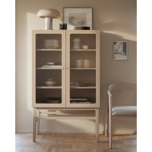 270201 148033 b mb Meadowbrook dispaly cabinet ww Dillon chair ww medium beige 01 kuva