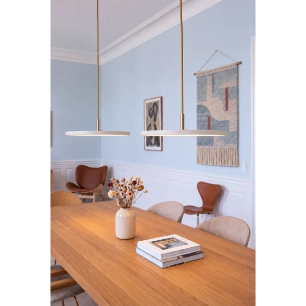 UMAGE Lifestyle Asteria Air Medium Brass White Pearl A Conversation Piece Oak Cognac Leather kuva
