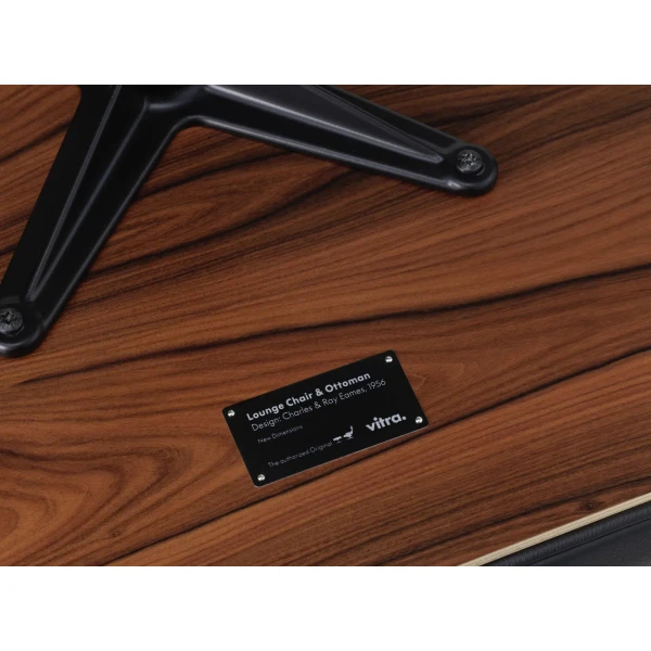 9437392 Eames Lounge Chair Ottoman Detail v fullbleed 1440x image