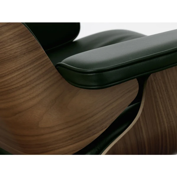 9437403 Eames Lounge Chair Detail Walnut natural v fullbleed 1440x image