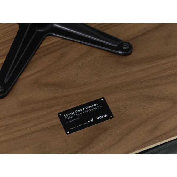 9437406 Eames Lounge Chair Ottoman Detail v fullbleed 1440x image