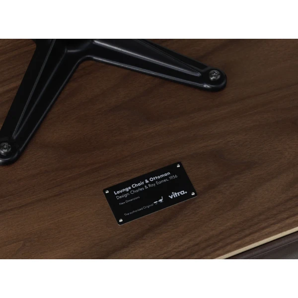 9437420 Eames Lounge Chair Ottoman Detail v fullbleed 1440x image