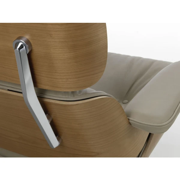 9437478 Eames Lounge Chair Detail European Cherry v fullbleed 1440x image