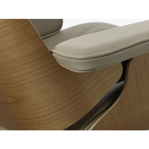 9437481 Eames Lounge Chair Detail European Cherry v fullbleed 1440x image