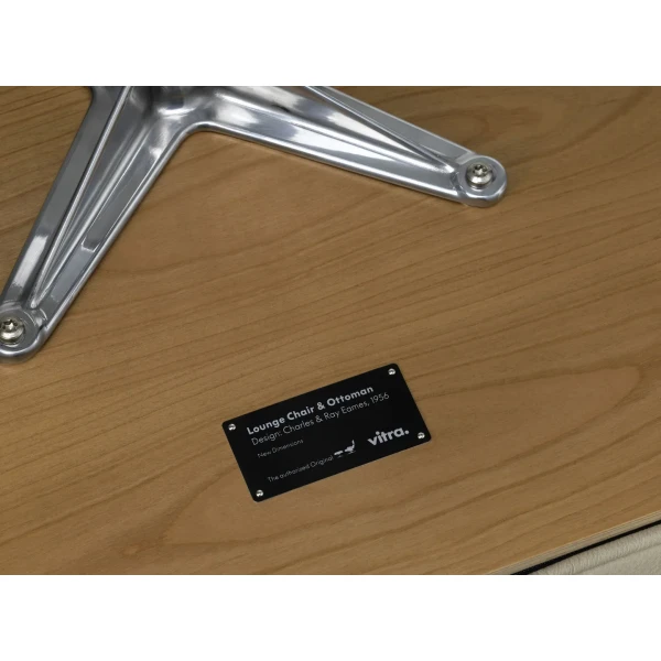 9437484 Eames Lounge Chair Ottoman Detail v fullbleed 1440x image