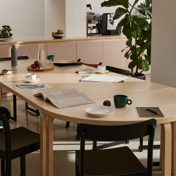 Aalto table square 84 half round 95 kuva