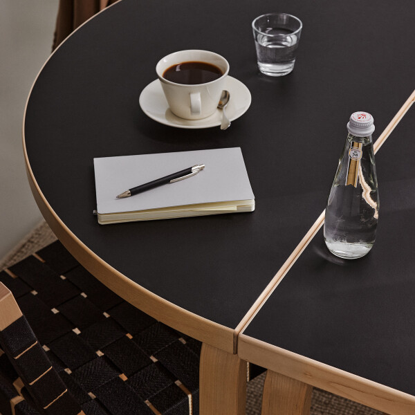 Artek Aalto table half round 95 black linoleum close kuva