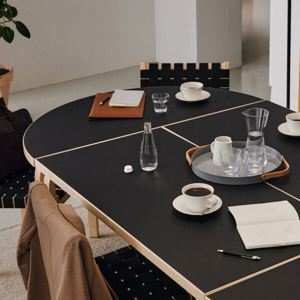 Artek Aalto table half round 95 black linoleum interior kuva