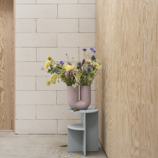 Muuto Kink vase dusty lilac flowers image