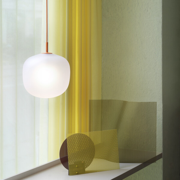 Muuto Rime pendant lamp 25 orange lifestyle kuva