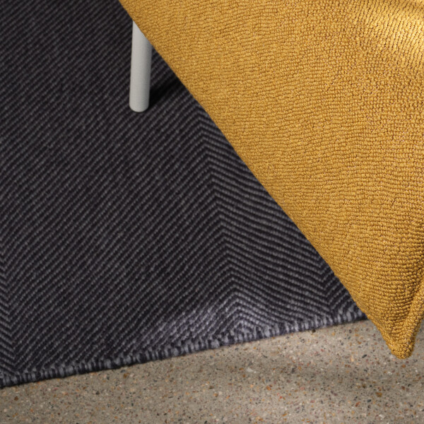 Muuto Varjo rug dark grey kuva